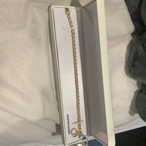 Diamond accent bracket